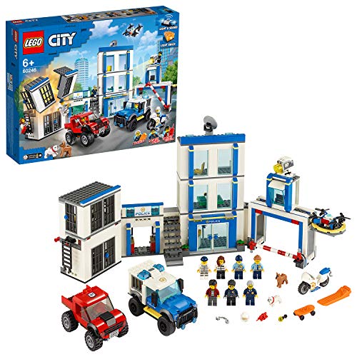 LEGO 60246 City Comisaría de PolicíaEstación con Moto y 2 Camiones de JugueteRegalos de Navidad para Niños 6 Años