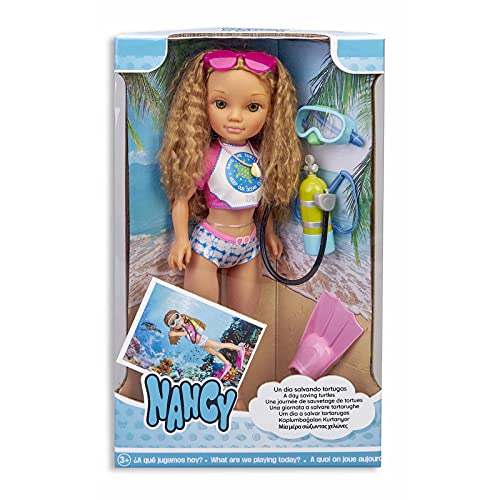 Nancy, un día salvando Tortugas, muñeca de Pelo Rizado con Traje de baño y Accesorios de Buceo para niños y niñas a Partir de 3 años (Famosa 700016254)
